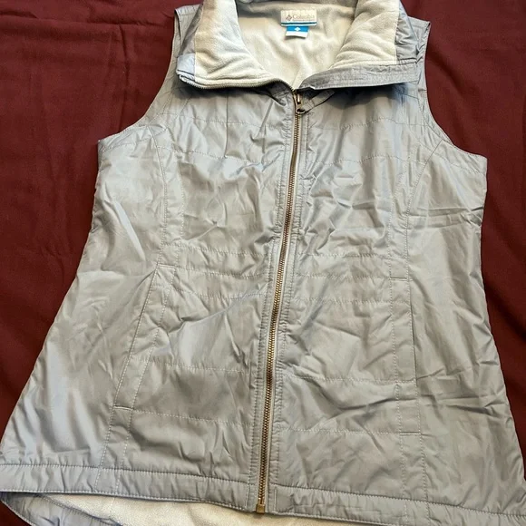 Columbia Light Grey Quilted Vest with Fleece Collar - Picture 4 of 7